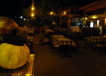 Από Πέμπτη ο νέος μειωμένος ΦΠΑ στην εστίαση – Σε ποιά προϊόντα θα μειωθούν οι τιμές