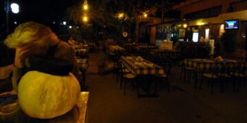 Από Πέμπτη ο νέος μειωμένος ΦΠΑ στην εστίαση – Σε ποιά προϊόντα θα μειωθούν οι τιμές