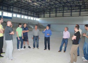 Ξενάγηση αθλητών στο κλειστό γυμναστήριο Σερβίων