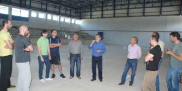 Ξενάγηση αθλητών στο κλειστό γυμναστήριο Σερβίων
