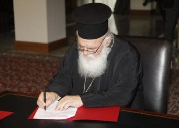 Ο Ιερώνυμος «ξεκλείδωσε» την εκκλησιαστική περιουσία