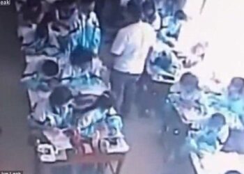 Σοκαριστικό βίντεο με δάσκαλο να χτυπά τα παιδάκια (video)