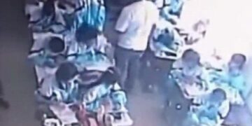 Σοκαριστικό βίντεο με δάσκαλο να χτυπά τα παιδάκια (video)