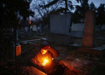 ΣΥΓΚΛΟΝΙΣΤΙΚΟ: Zει σε μνήμα εδώ και 15 χρόνια!