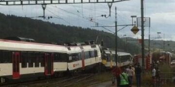 Νέος σιδηροδρομικός εφιάλτης: Σύγκρουση τρένων στην Ελβετία με 44 τραυματίες