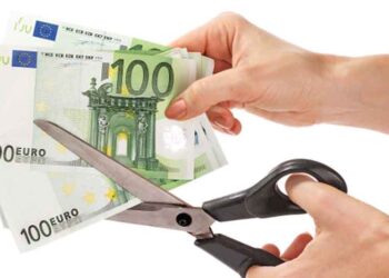 Αποδείξεις τέλος – Χάνουμε ένα μισθό καθώς αυξάνεται η παρακράτηση φόρου