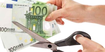 Αποδείξεις τέλος – Χάνουμε ένα μισθό καθώς αυξάνεται η παρακράτηση φόρου