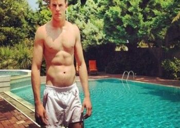 Από το ΚΡΕΟΠΩΛΕΙΟ στις ΠΑΣΑΡΕΛΕΣ! Ποιος είναι ο 18χρονος Έλληνας που ΞΕΤΡΕΛΑΝΕ τον Versace;