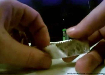 Πως να ανάψετε φωτιά με μια τσίχλα και μια μπαταρία (video)