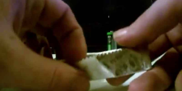 Πως να ανάψετε φωτιά με μια τσίχλα και μια μπαταρία (video)