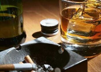 Γιατί ποτό και τσιγάρο πάνε πακέτο;