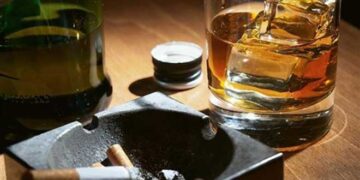 Γιατί ποτό και τσιγάρο πάνε πακέτο;