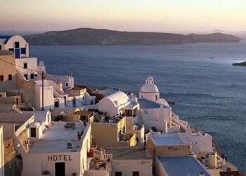 Η Σαντορίνη στην 4η θέση των δέκα καλύτερων νησιών του κόσμου