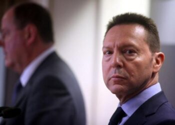 Ένταση στη σύσκεψη ΚΕΔΕ με Στουρνάρα