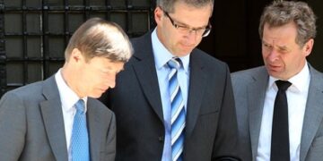 Η ΕΕ απειλεί να «παγώσει» την εκταμίευση της δόσης για τρεις μήνες