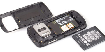 Τι να κάνετε αν το κινητό σας πέσει στο νερό!