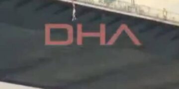 Βίντεο: Βούτηξε από τα 65 μέτρα και γλίτωσε