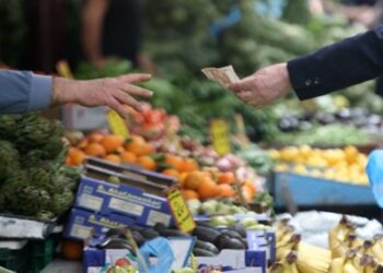 Ο πληθωρισμός μειώνεται, αλλά οι τιμές δε λένε να πέσουν…