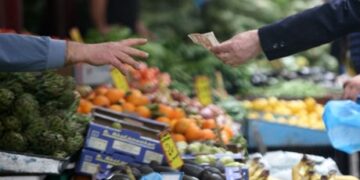 Ο πληθωρισμός μειώνεται, αλλά οι τιμές δε λένε να πέσουν…