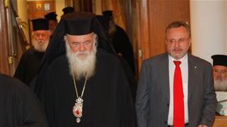 Ο Ιερώνυμος καταδικάζει τις βιαιότητες στην Αλβανία