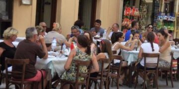 Οι 8 στους 10 «έφαγαν» τη μείωση του ΦΠΑ