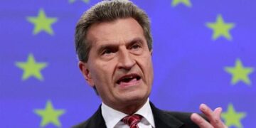 10 δισ. το νέο πακέτο λένε Έτινκγερ και Στουρνάρας