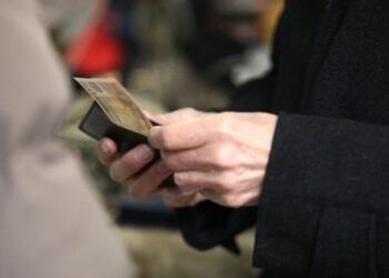 Πρώτη σε μειώσεις μισθών στην ΕΕ η Ελλάδα την τελευταία τριετία