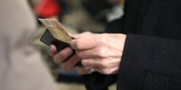 Πρώτη σε μειώσεις μισθών στην ΕΕ η Ελλάδα την τελευταία τριετία