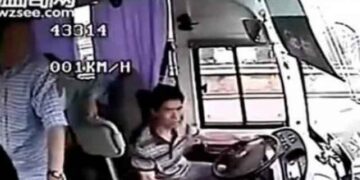 Σοκαριστικό: Δείτε τι γίνεται μέσα σε λεωφορείο που συγκρούεται με φορτηγό!