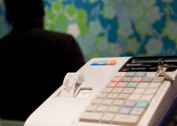 Ρίχνουν τις τιμές… «κουρεύοντας» τις μερίδες