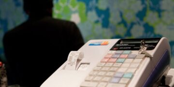 Ρίχνουν τις τιμές… «κουρεύοντας» τις μερίδες