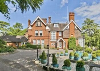 Στο «σφυρί» η βίλα του τέως βασιλιά Κωνσταντίνου στο Λονδίνο