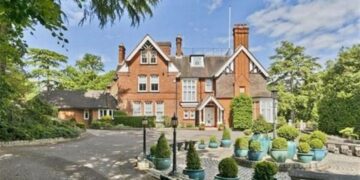 Στο «σφυρί» η βίλα του τέως βασιλιά Κωνσταντίνου στο Λονδίνο