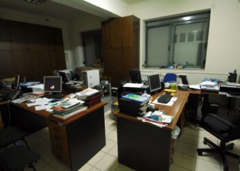 Διαθεσιμότητα: Σε “αναμμένα κάρβουνα” 120.000 δημόσιοι υπάλληλοι των οποίων οι συμβάσεις μετατράπηκαν σε αορίστου χρόνου