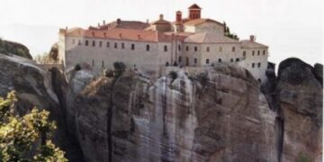 Πανέμορφη φωτογραφία από τη NASA: Πεφταστέρια πάνω απ τα Μετέωρα