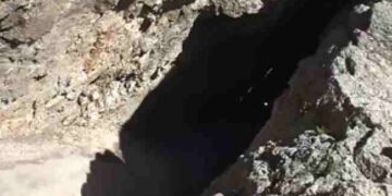 Δεν θα το πιστεύετε, αυτό που θα εμφανιστεί μέσα από τη σπηλιά (video)