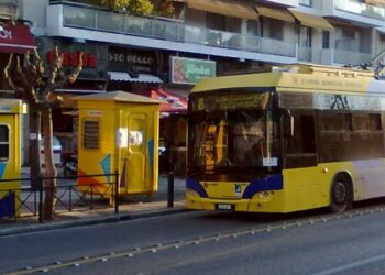 Ελεύθεροι αφέθηκαν οδηγός και ελεγκτής του τρόλεϊ για το θάνατο του 19χρονου – Τι λένε οι Οδικές Συγκοινωνίες για το συμβάν