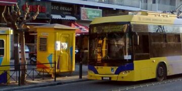 Ελεύθεροι αφέθηκαν οδηγός και ελεγκτής του τρόλεϊ για το θάνατο του 19χρονου – Τι λένε οι Οδικές Συγκοινωνίες για το συμβάν