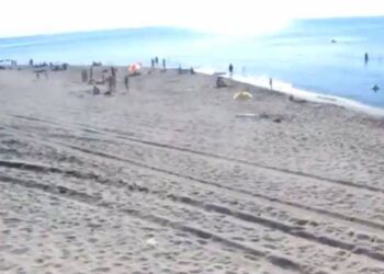 Απίστευτο βίντεο: Εκεί που έκαναν μπάνιο είδαν ξαφνικά…