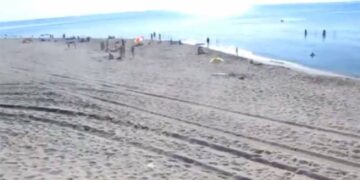 Απίστευτο βίντεο: Εκεί που έκαναν μπάνιο είδαν ξαφνικά…