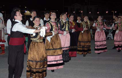 Το ΔΙΑΜΑΝΤΕΙΟ Χορευτικό Συγκρότημα του Συνδέσμου Γραμμάτων και Τεχνών Π. Ε. Κοζάνης στη 16η Γιορτή Πιπεριάς στον Αετό – Φλώρινας