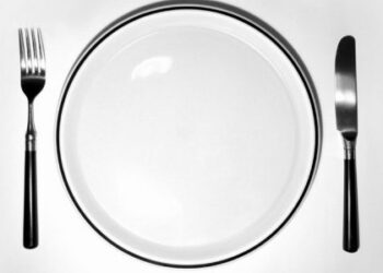 Για ποια προϊόντα μειώνεται ο ΦΠΑ στο 13% και πόσο πρέπει να πέσουν οι τιμές “στο τραπέζι”