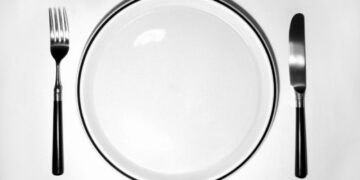 Για ποια προϊόντα μειώνεται ο ΦΠΑ στο 13% και πόσο πρέπει να πέσουν οι τιμές “στο τραπέζι”