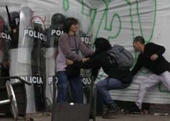 Βίντεο: Γυναίκα προστατεύει αστυνομικούς από επίθεση διαδηλωτών