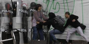 Βίντεο: Γυναίκα προστατεύει αστυνομικούς από επίθεση διαδηλωτών