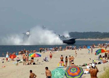 Σοκ για λουόμενους σε ακτή της Ρωσίας (Βίντεο)