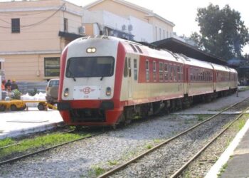 Σύγκρουση αμαξοστοιχίας με αυτοκίνητο στη Βεύη