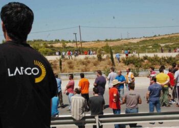 Κοζάνη: Εργαζόμενοι της ΛΑΡΚΟ κατέλαβαν και έκλεισαν γέφυρα!