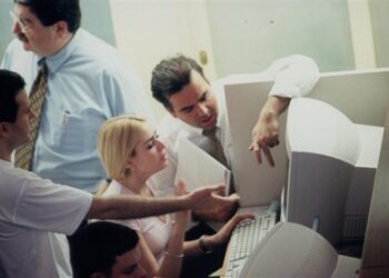 Αμετακίνητη η τρόικα: Απαιτεί να μπουν τώρα σε κινητικότητα 25.000 Δημόσιοι Υπάλληλοι