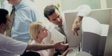 Αμετακίνητη η τρόικα: Απαιτεί να μπουν τώρα σε κινητικότητα 25.000 Δημόσιοι Υπάλληλοι